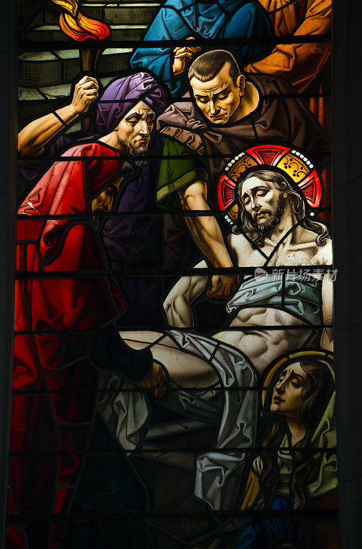古巴哈瓦那彩色玻璃窗上耶稣受难的场景