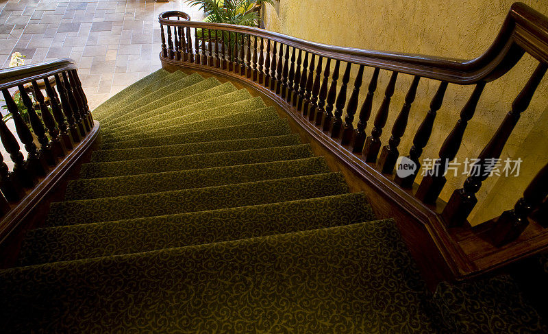 弯曲优雅的楼梯向下看台阶建筑细节