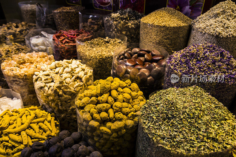 在迪拜香料市场展出的香料收藏品
