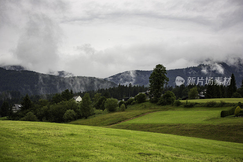 云中阿尔卑斯山山脉的全景