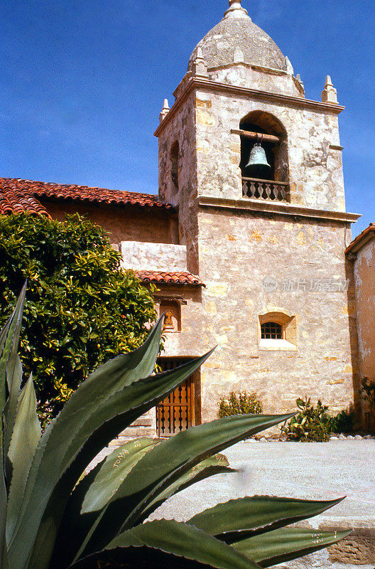 位于加利福尼亚州卡梅尔教堂入口处的古老的教会广场上的钟楼和尖塔