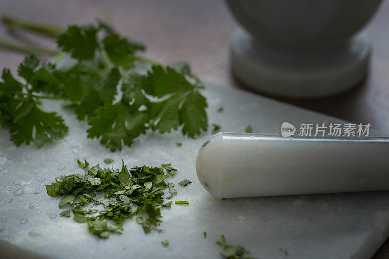 头顶的菜板上放着香菜