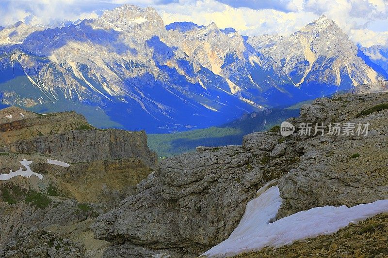 田园诗般的Lagazuoi山顶全景，五托里白云石，山顶山脉，戏剧性和雄伟的意大利泰洛阿尔卑斯山