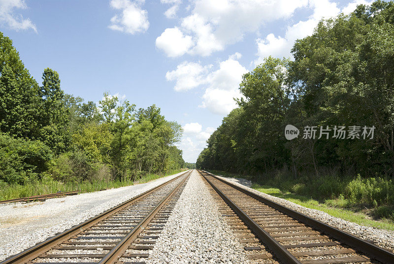 铁路或铁路线，通往无限的轨道