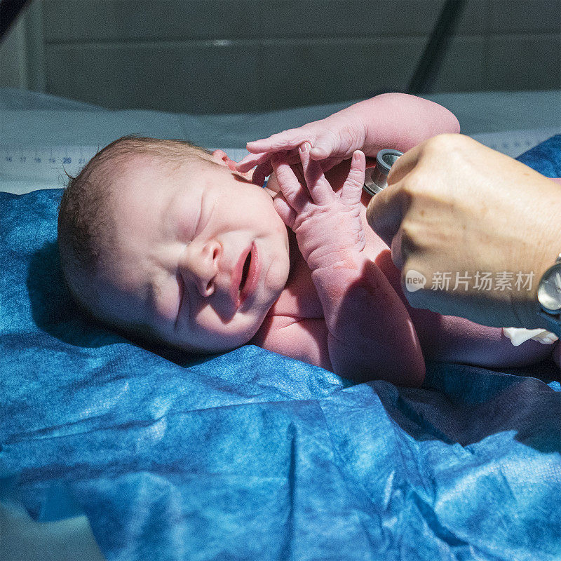 男婴，刚出生就被医院的医生检查