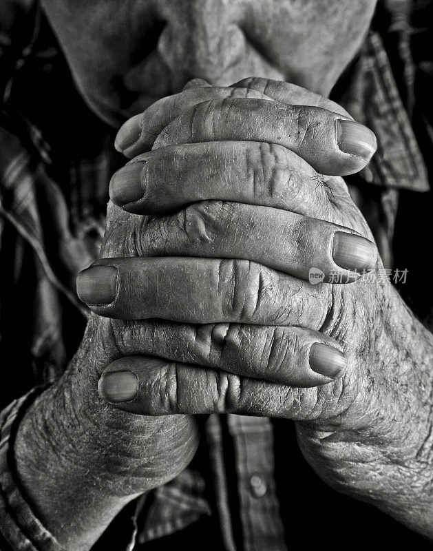 宗教:祈祷的老人