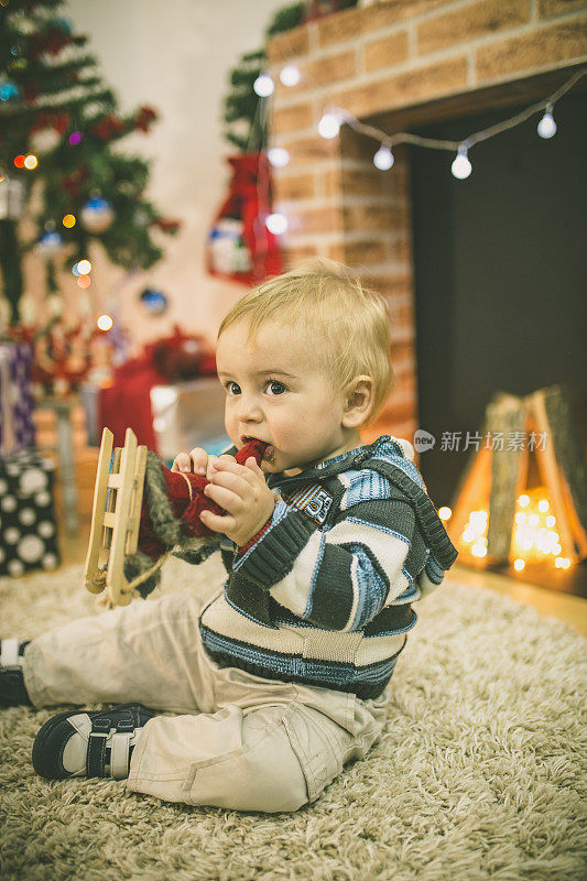 可爱的10个月大的小男孩在圣诞节的背景