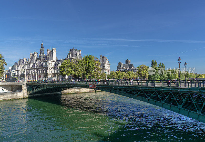 巴黎市政厅和塞纳河