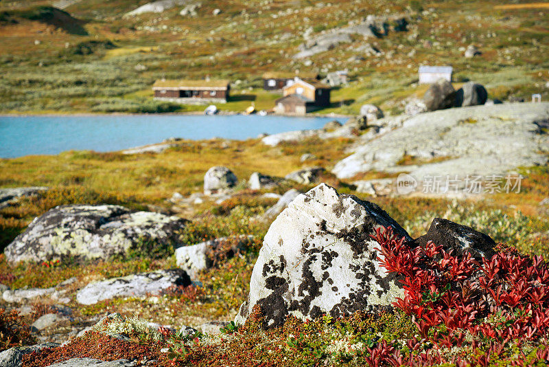 风景优美的湖和房子在jotunheimanmountains