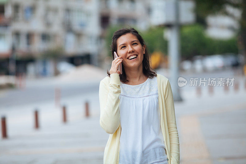 有魅力的女人在街上打电话