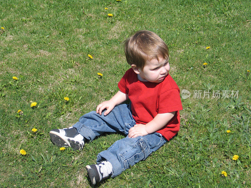 婴儿坐在草坪上