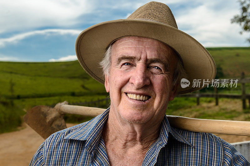 巴西，一位拿着锄头的老农民的肖像
