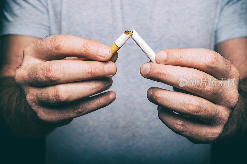 戒烟-男性手捏香烟
