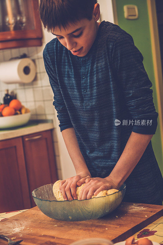 欧洲南部，为自制汤圆准备面团