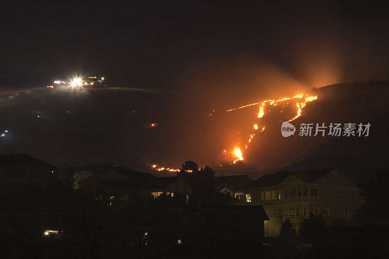 绿色山火，科罗拉多州莱克伍德火焰高于社区家庭的夜晚