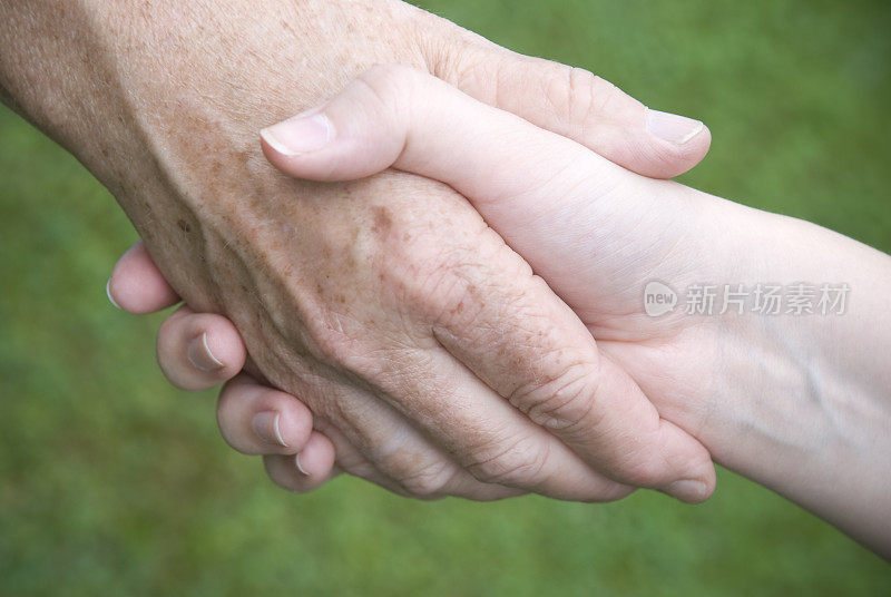 母亲和女儿，女人握手，伸出援助之手