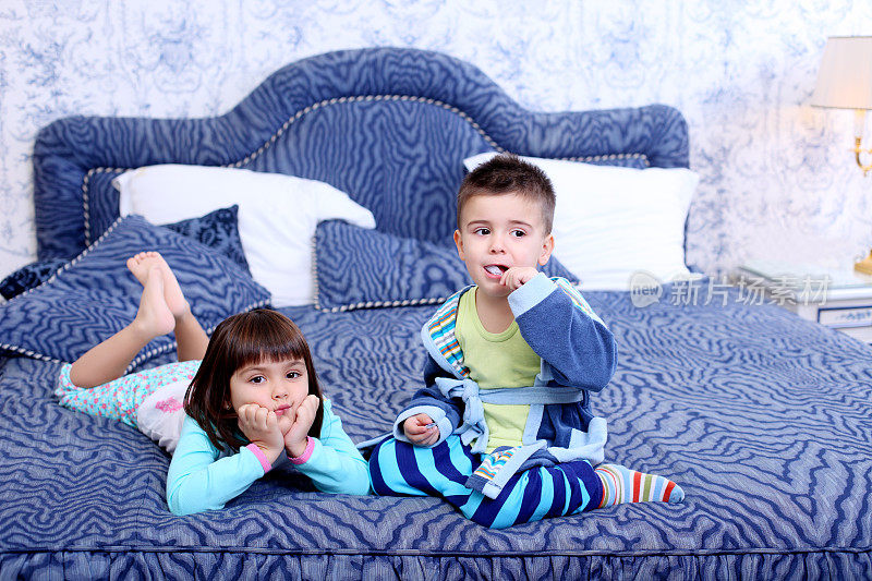 男孩和他的妹妹在卧室刷牙