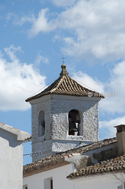 钟楼在乡村天主教教堂西班牙股票照片