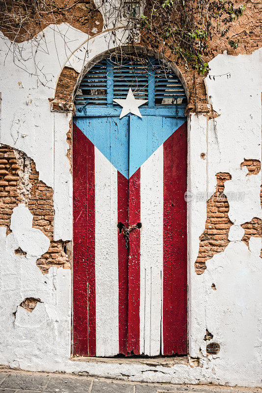 废弃建筑门上的波多黎各国旗。