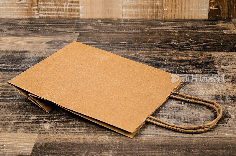褐色纸袋放在硬木桌子上