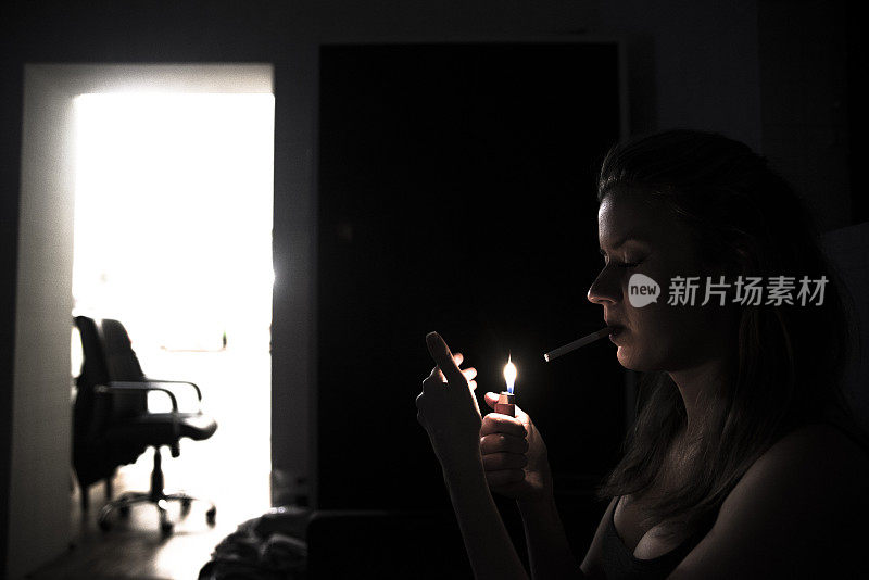 心情很不好的女人在抽烟