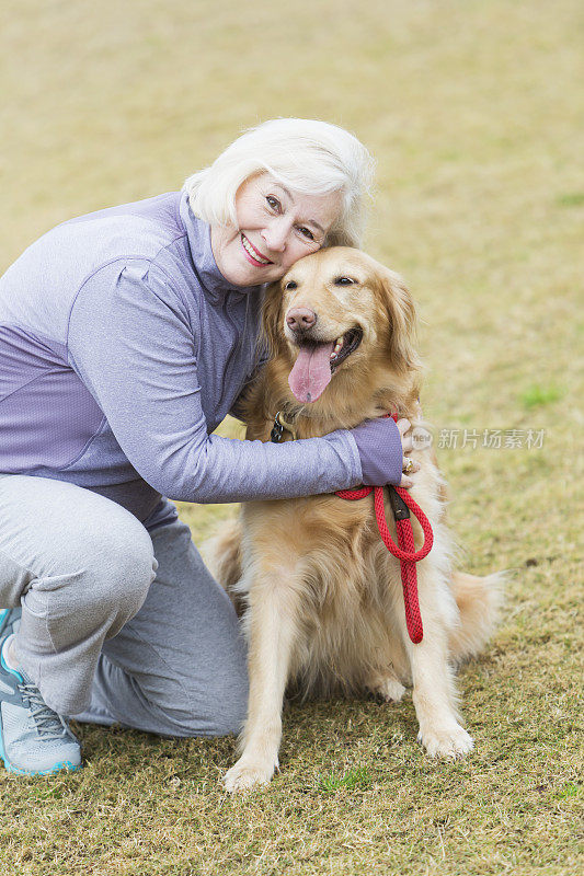 年长的女人和金毛猎犬