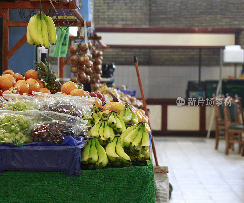 街市档位出售新鲜水果及蔬菜