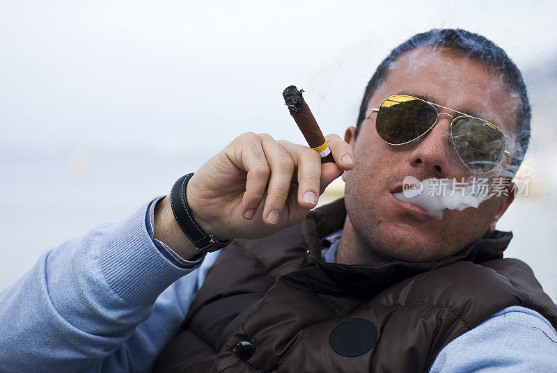 一男子抽古巴雪茄