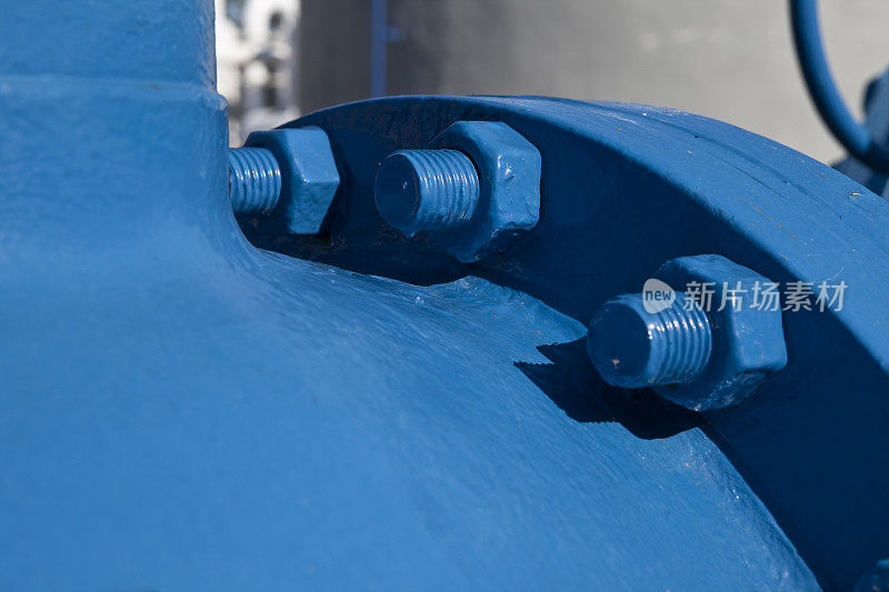 巨大的蓝色管道的螺母和螺栓