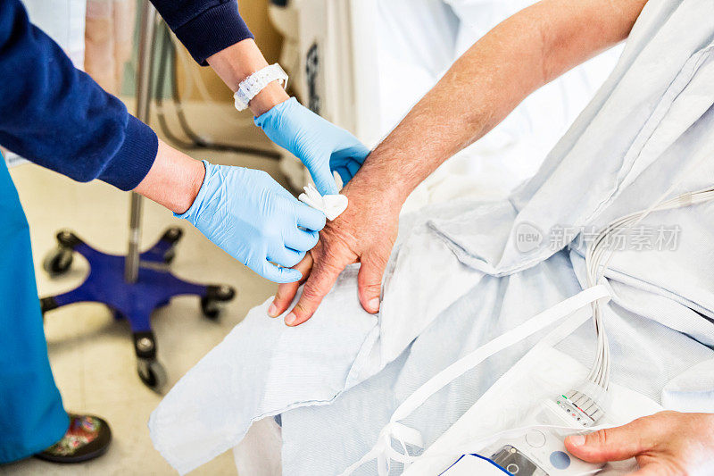 一个医院病人正在用绷带包扎他的手
