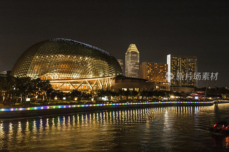 新加坡滨海广场剧院夜晚灯火通明