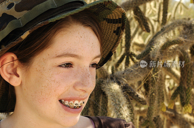 十几岁的女孩带着牙套微笑和快乐