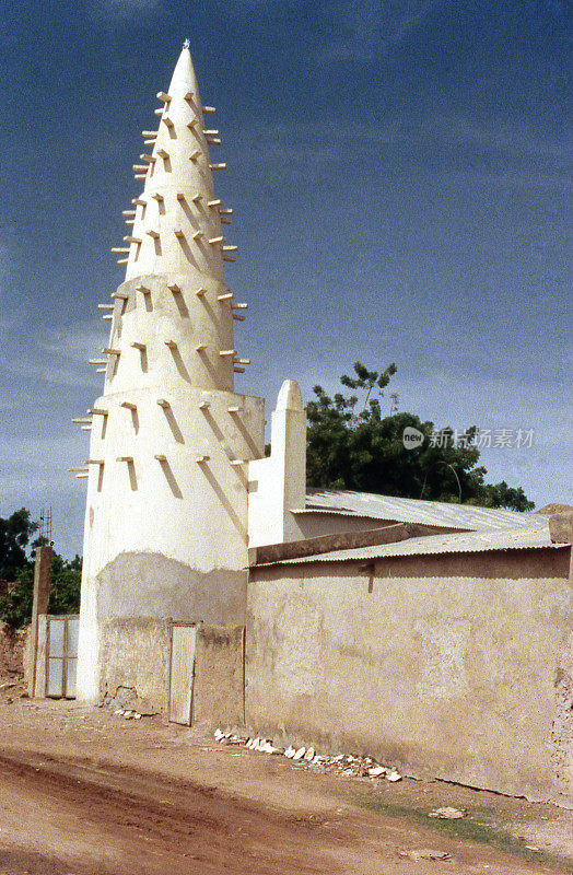 西非布基纳法索亚滕加瓦希古亚市附近的清真寺
