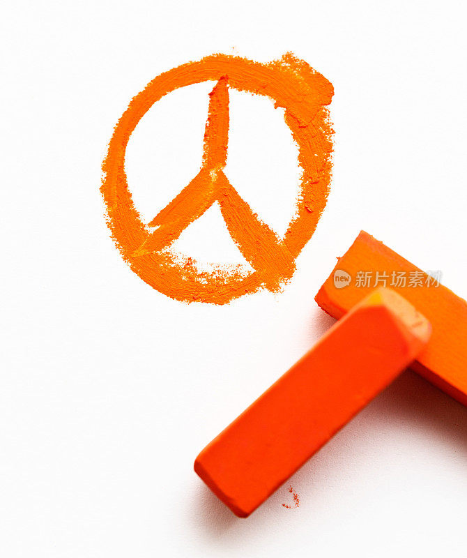 橙色蜡笔在白色上画和平符号