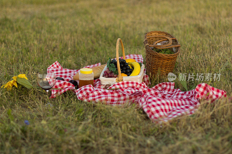 草地上放着野餐篮和干草