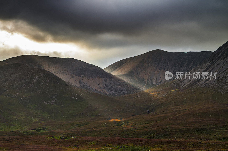 阳光穿过云层，斯凯岛