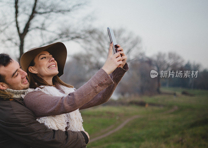 可爱的年轻夫妇