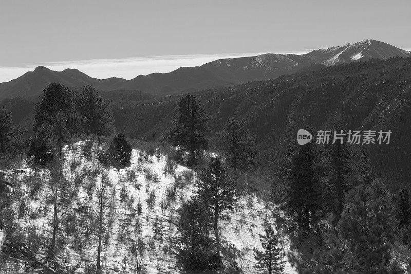 科罗拉多大暴风雪后的派克峰山麓