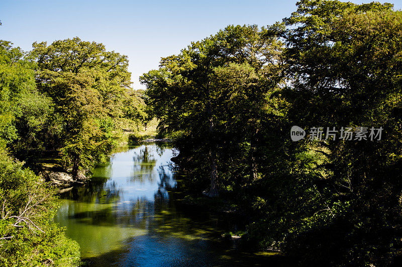 美国德克萨斯州瓜达卢佩河。春、夏季节。