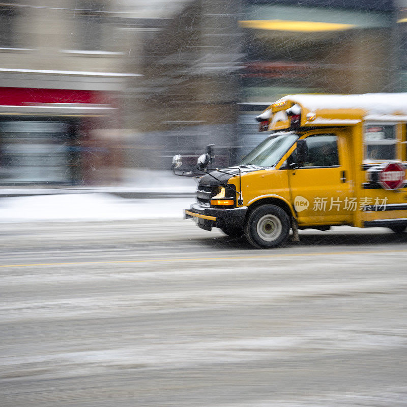 雪下的校车