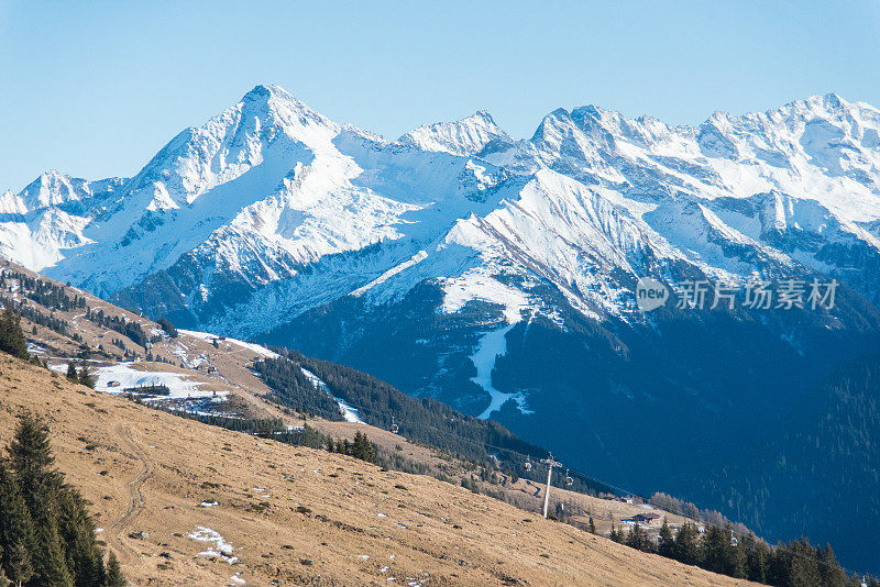 西勒塔尔冰川腹地的雪山山峰