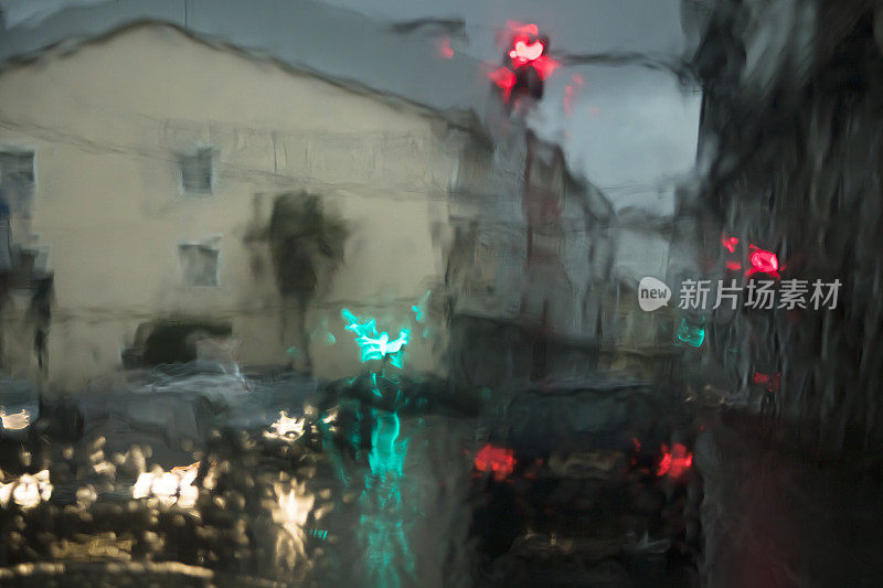 在雨天开车，红灯停。