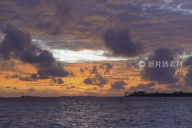 热带海滩上的日落