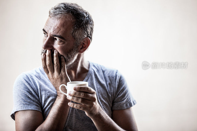 拿着咖啡杯的成年人