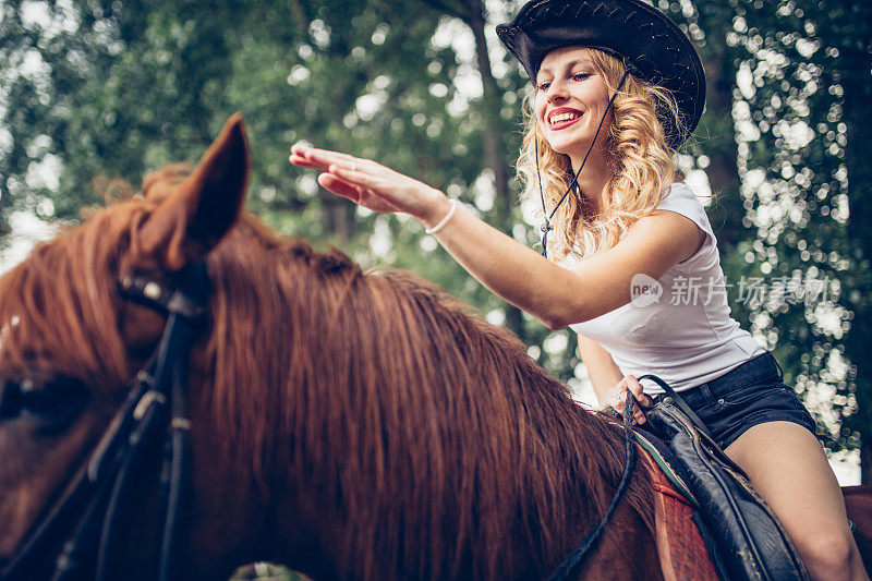 可爱的女牛仔骑着马