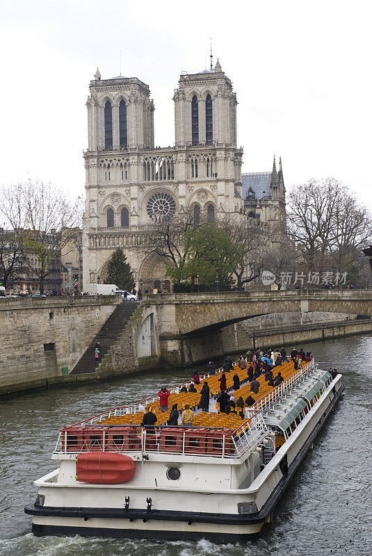 游客在塞纳河巴黎