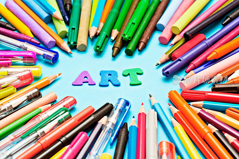 艺术是用钢笔、铅笔和蜡笔做边框的字母