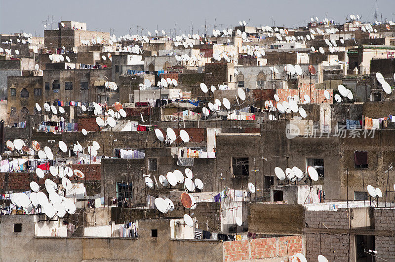 在摩洛哥非斯的屋顶场景显示卫星天线