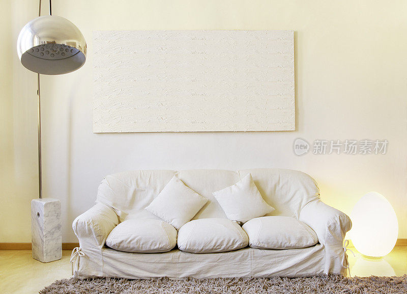 Castiglioni设计的白色沙发和arco台灯