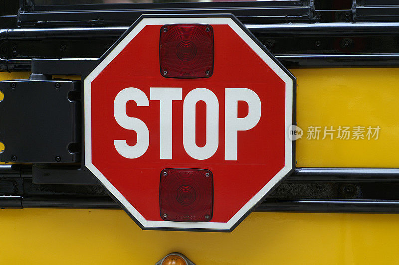 一辆校车上的红色停车标志